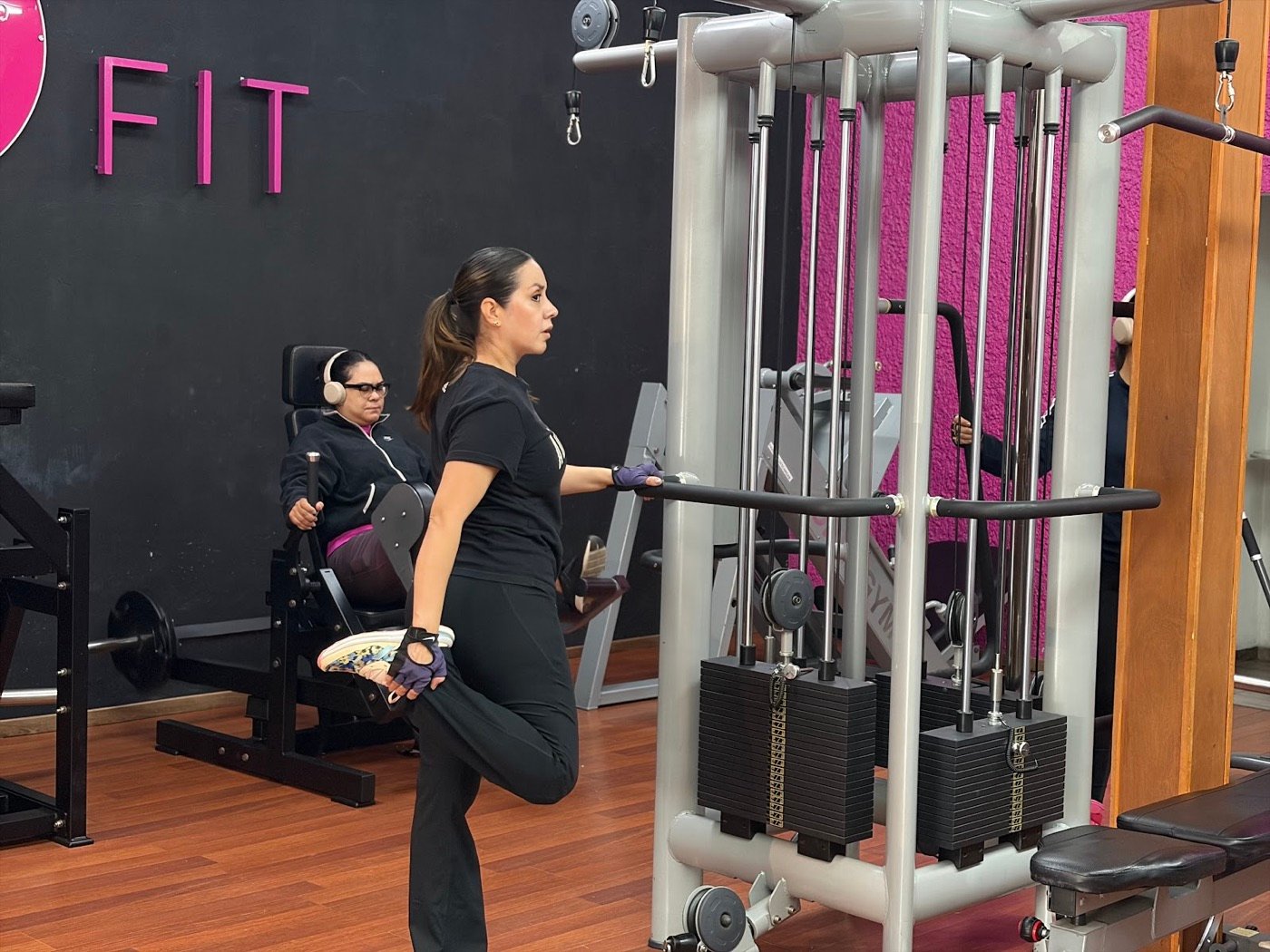 Socia entrenando en la polea